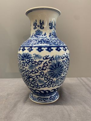 A Chinese blue and white 'phoenix and flower scroll' vase, Qianlong mark, 19th C. — photo 3