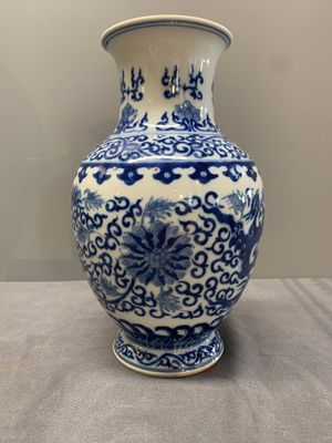 A Chinese blue and white 'phoenix and flower scroll' vase, Qianlong mark, 19th C. — photo 4