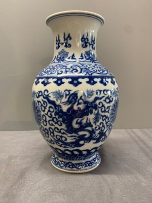 A Chinese blue and white 'phoenix and flower scroll' vase, Qianlong mark, 19th C. — photo 5