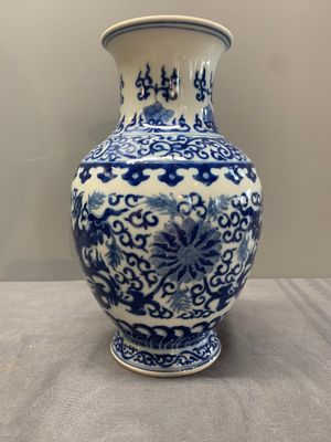 A Chinese blue and white 'phoenix and flower scroll' vase, Qianlong mark, 19th C. — photo 6