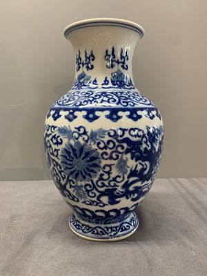 A Chinese blue and white 'phoenix and flower scroll' vase, Qianlong mark, 19th C. — photo 7
