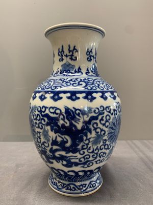 A Chinese blue and white 'phoenix and flower scroll' vase, Qianlong mark, 19th C. — photo 8