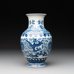 A Chinese blue and white 'phoenix and flower scroll' vase, Qianlong mark, 19th C. — photo 3