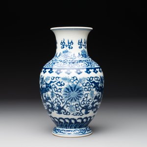 A Chinese blue and white 'phoenix and flower scroll' vase, Qianlong mark, 19th C. — photo 4