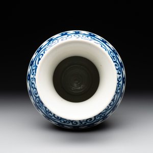 A Chinese blue and white 'phoenix and flower scroll' vase, Qianlong mark, 19th C. — photo 5
