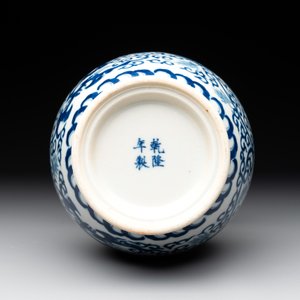 A Chinese blue and white 'phoenix and flower scroll' vase, Qianlong mark, 19th C. — photo 6