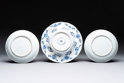 A Chinese blue and white 'phoenix and monkeys' dish and a pair of powder-blue-ground plates, Kangxi/Yongzheng — 照片 2
