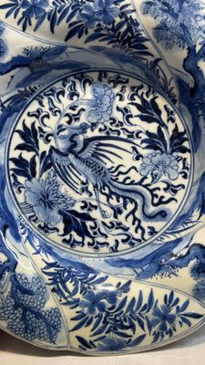 A Chinese blue and white 'phoenix and monkeys' dish and a pair of powder-blue-ground plates, Kangxi/Yongzheng — 照片 7