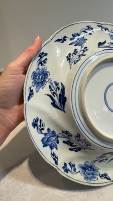 A Chinese blue and white 'phoenix and monkeys' dish and a pair of powder-blue-ground plates, Kangxi/Yongzheng — 照片 9
