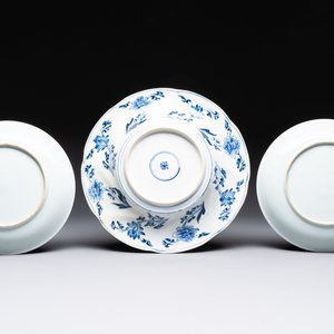 A Chinese blue and white 'phoenix and monkeys' dish and a pair of powder-blue-ground plates, Kangxi/Yongzheng — 照片 2