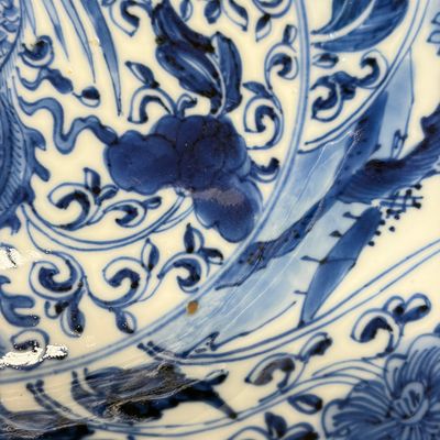 A Chinese blue and white 'Phoenix and Monkeys' lobed plate — photo 4