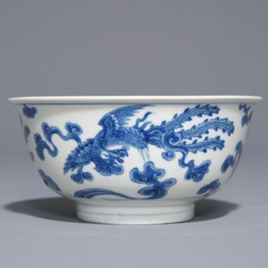 A Chinese blue and white 'phoenix' bowl, Chenghua mark, Kangxi — photo 2