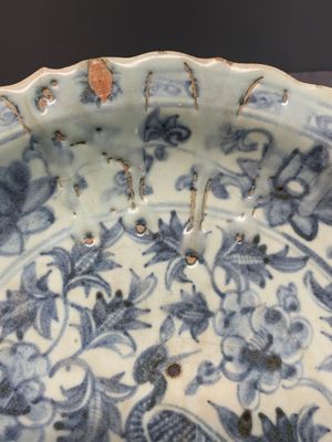 A Chinese blue and white 'phoenix' dish and two 'Buddhist lion' and 'peony' plates, Hongzhi/Zhengde — foto 2