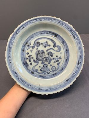 A Chinese blue and white 'phoenix' dish and two 'Buddhist lion' and 'peony' plates, Hongzhi/Zhengde — foto 4