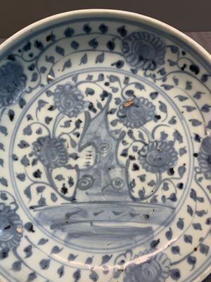 A Chinese blue and white 'phoenix' dish and two 'Buddhist lion' and 'peony' plates, Hongzhi/Zhengde — foto 8