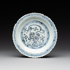 A Chinese blue and white 'phoenix' dish and two 'Buddhist lion' and 'peony' plates, Hongzhi/Zhengde — foto 4