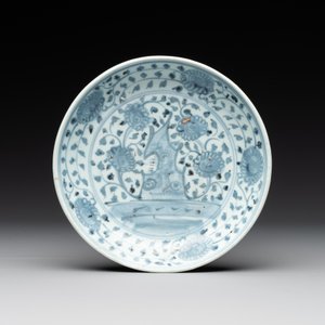 A Chinese blue and white 'phoenix' dish and two 'Buddhist lion' and 'peony' plates, Hongzhi/Zhengde — foto 8