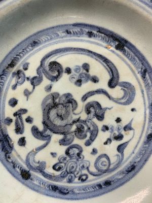 A Chinese blue and white 'phoenix' dish and two 'Buddhist lion' and 'peony' plates, Hongzhi/Zhengde — photo 5