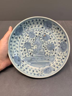 A Chinese blue and white 'phoenix' dish and two 'Buddhist lion' and 'peony' plates, Hongzhi/Zhengde — photo 7