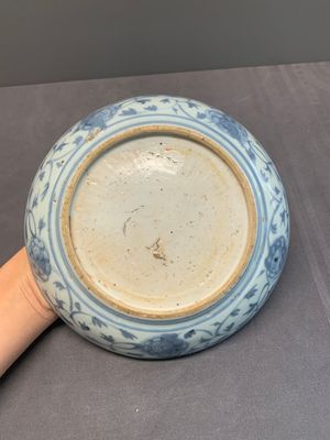A Chinese blue and white 'phoenix' dish and two 'Buddhist lion' and 'peony' plates, Hongzhi/Zhengde — photo 9