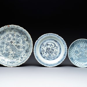 A Chinese blue and white 'phoenix' dish and two 'Buddhist lion' and 'peony' plates, Hongzhi/Zhengde — photo 1