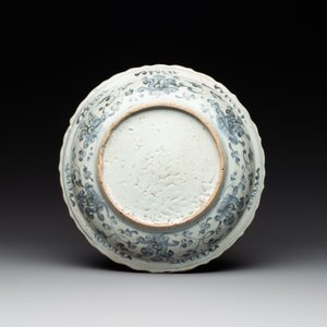 A Chinese blue and white 'phoenix' dish and two 'Buddhist lion' and 'peony' plates, Hongzhi/Zhengde — photo 3