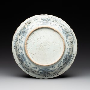 A Chinese blue and white 'phoenix' dish and two 'Buddhist lion' and 'peony' plates, Hongzhi/Zhengde — photo 7