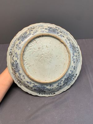 A Chinese blue and white 'phoenix' dish and two 'Buddhist lion' and 'peony' plates, Hongzhi/Zhengde — photo 3