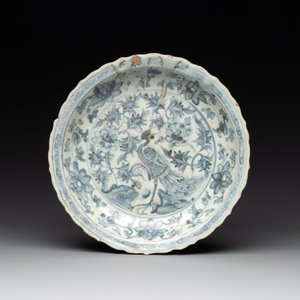 A Chinese blue and white 'phoenix' dish and two 'Buddhist lion' and 'peony' plates, Hongzhi/Zhengde — photo 2