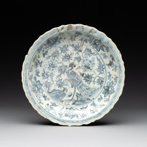 A Chinese blue and white 'phoenix' dish and two 'Buddhist lion' and 'peony' plates, Hongzhi/Zhengde — photo 6