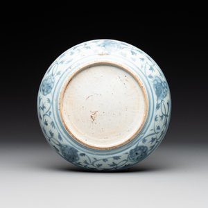 A Chinese blue and white 'phoenix' dish and two 'Buddhist lion' and 'peony' plates, Hongzhi/Zhengde — photo 9