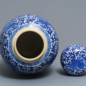 A Chinese blue and white 'phoenix' jar and cover, 19th C. — photo 5