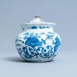 A Chinese blue and white 'phoenix' jar and cover, Wanli — photo 5