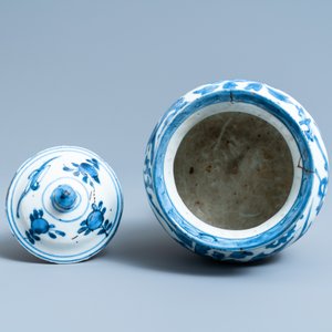 A Chinese blue and white 'phoenix' jar and cover, Wanli — photo 6