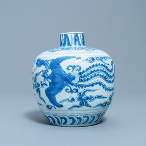 A Chinese blue and white 'phoenix' jar, Jiajing/Wanli — 照片 1
