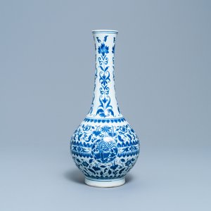 A Chinese blue and white 'phoenix medallion' bottle vase, Transitional period — 照片 1