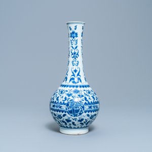A Chinese blue and white 'phoenix medallion' bottle vase, Transitional period — 照片 3