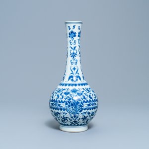 A Chinese blue and white 'phoenix medallion' bottle vase, Transitional period — 照片 4