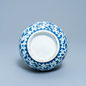 A Chinese blue and white 'phoenix medallion' bottle vase, Transitional period — 照片 6
