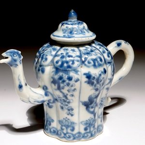 A Chinese blue and white "phoenix" teapot, Kangxi — photo 1