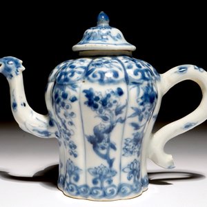 A Chinese blue and white "phoenix" teapot, Kangxi — photo 2