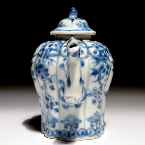 A Chinese blue and white "phoenix" teapot, Kangxi — photo 3
