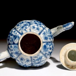 A Chinese blue and white "phoenix" teapot, Kangxi — photo 6