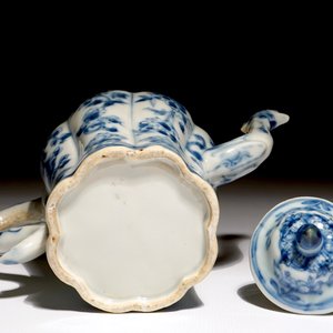 A Chinese blue and white "phoenix" teapot, Kangxi — photo 7