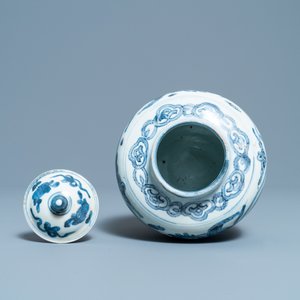 A Chinese blue and white 'phoenix' vase and cover, Ming — photo 5