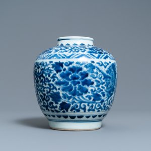 A Chinese blue and white 'phoenixes' jar, figurative hare mark, Transitional period — photo 4