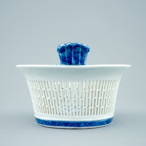 A Chinese blue and white pierced basket on stand, Qianlong, 18th C. — photo 9