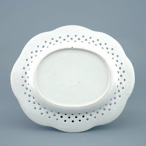 A Chinese blue and white pierced basket on stand, Qianlong, 18th C. — photo 3