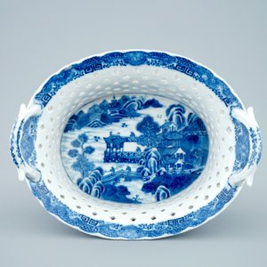A Chinese blue and white pierced basket on stand, Qianlong, 18th C. — photo 4
