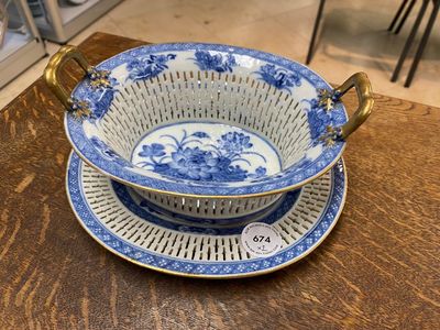 A Chinese blue and white pierced basket on stand, Qianlong — 照片 1
